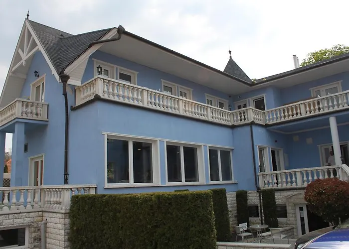 Blue House 3*